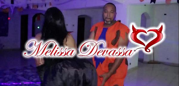  Melissa Devassa milf brasileira em festa de swing de Halloween com casal AeA